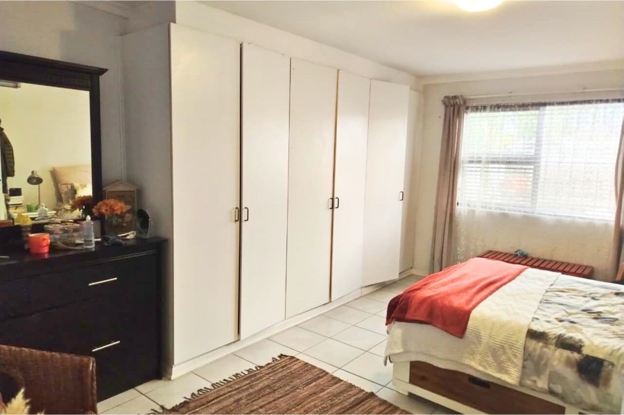 5 Bedroom Property for Sale in Loucharmante Western Cape